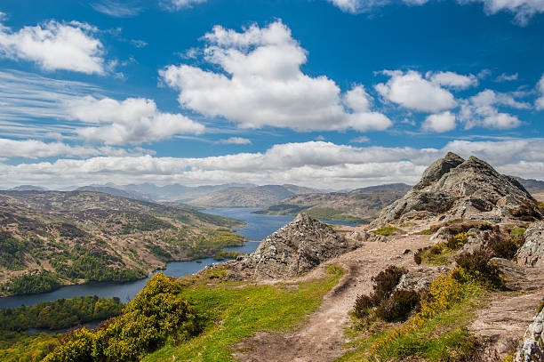 ben um'an e loch katrine - loch - fotografias e filmes do acervo