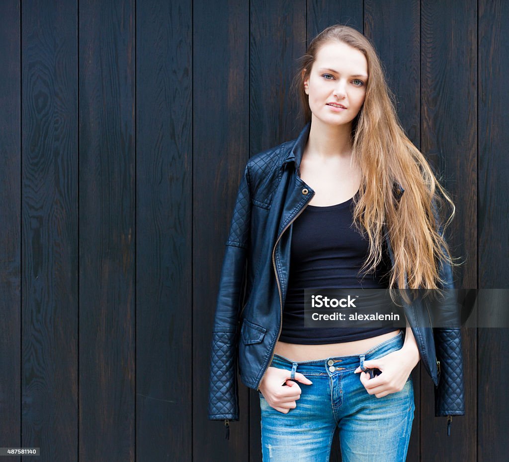 Mode Portrait de jeune fille Sexy, debout devant le mur arrière-plan - Photo de 2015 libre de droits