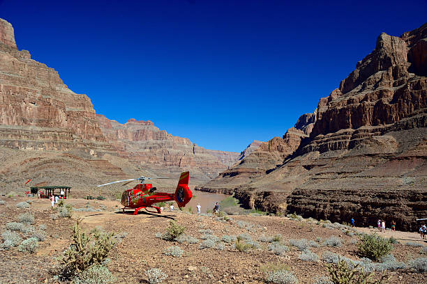 helicóptero no grand canyon - canyon majestic grand canyon helicopter - fotografias e filmes do acervo