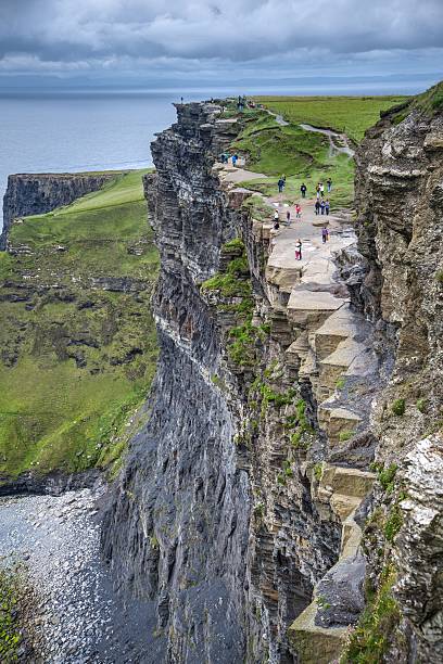 klippen von moher - republic of ireland cliffs of moher cliff galway stock-fotos und bilder