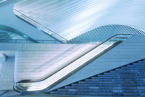 la escalera mecánica al aire libre iluminados estación de tren futurista iluminado por la noche - escalera mecánica fotografías e imágenes de stock
