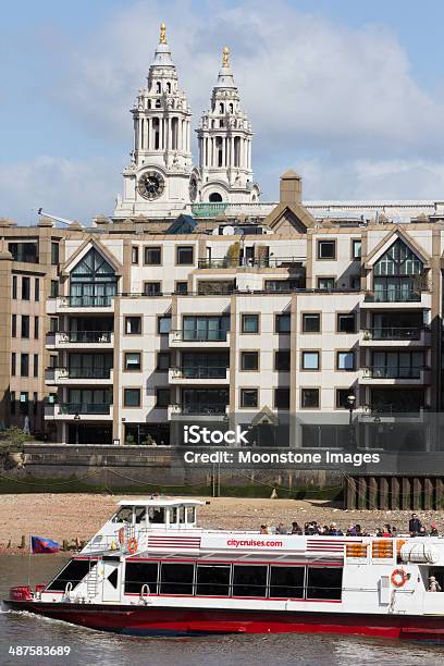 Foto de St Pauls Cathedral Em Londres Inglaterra e mais fotos de stock de Arquitetura - Arquitetura, Barco de Turismo, Barco de passageiros