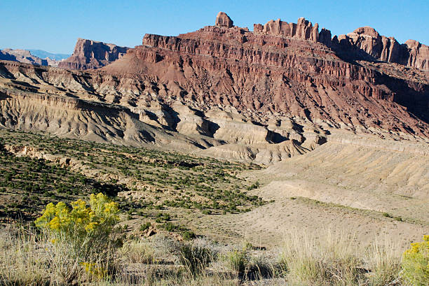 istock Moss Back Cliffs in San Rafael Swell Green River Utah 487584715