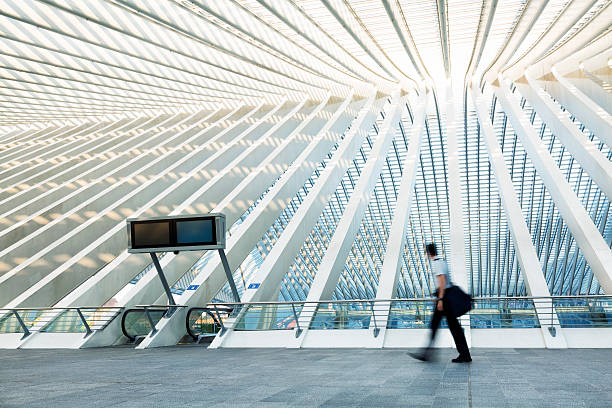 blurred business commuter walking in station in modern station - 列日 個照片及圖片檔