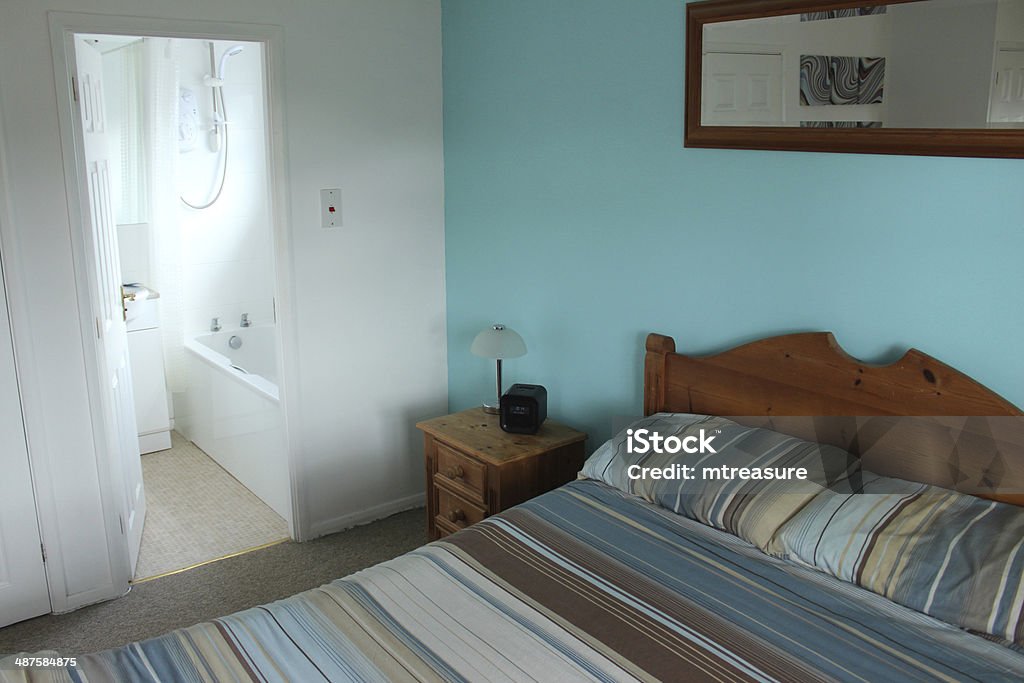 Bild von farblich abgestimmten Schlafzimmer suite mit Kiefer-Bett ausgestattet - Lizenzfrei Schlafzimmer Stock-Foto