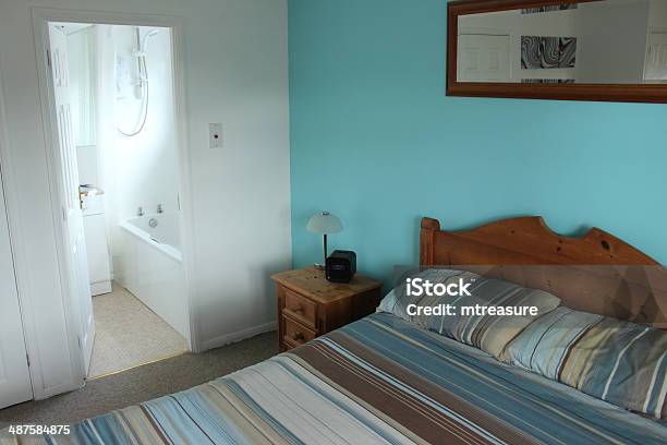 Imagen De Color Coordinada Suite De Un Dormitorio Con Cama Con Muebles De Pino Foto de stock y más banco de imágenes de Baño en suite
