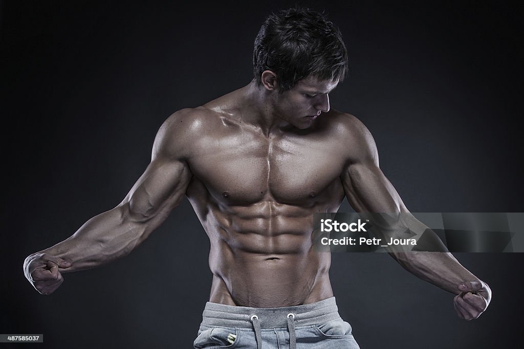 Fuerte Athletic hombre Fitness modelo Torso mostrar gran los músculos - Foto de stock de Adulto libre de derechos