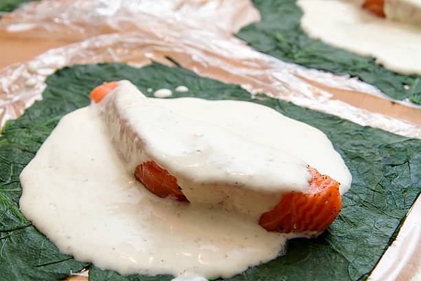 spinatmantel lachs в/м - plate salmon food dinner стоковые фото и изображения