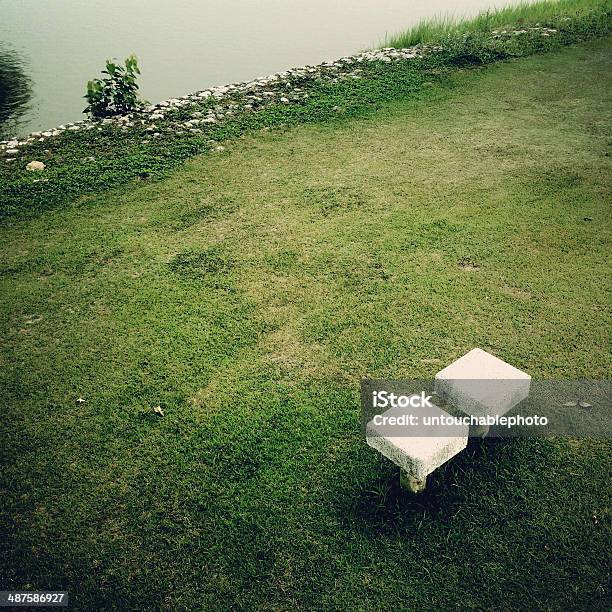 Casal De Trabalho Solitário No Parque - Fotografias de stock e mais imagens de 401k - Palavra inglesa - 401k - Palavra inglesa, Ao Ar Livre, Atividade Recreativa