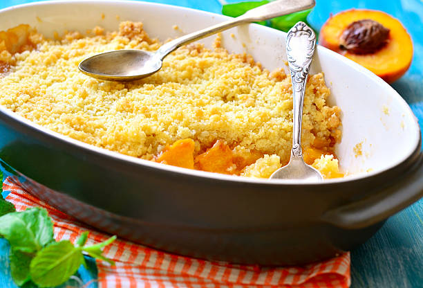 crumble di pesca. - cobbler peach dessert fruit foto e immagini stock