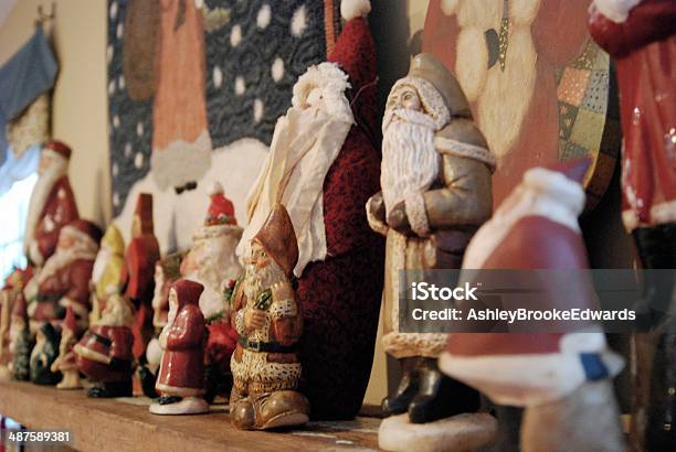 Santas Ułożone W Rzędzie - zdjęcia stockowe i więcej obrazów Święty Mikołaj - Święty Mikołaj, Figurka, Gzyms kominka
