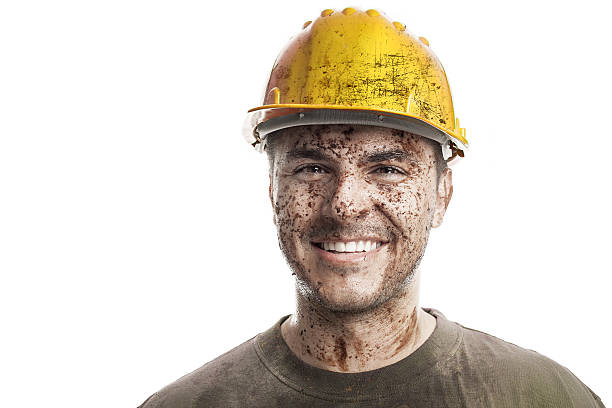 giovane operaio sporco uomo con cappello duro casco - construction dirt dirty manual worker foto e immagini stock