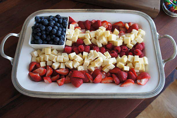 piatto di frutta e formaggi progettato come una bandiera americana - cheese tray cube swiss cheese foto e immagini stock