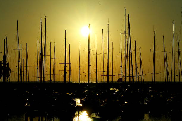 veleros - sailboat sunset tel aviv sea imagens e fotografias de stock
