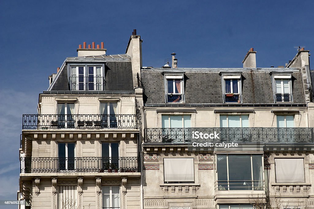 Paris apartment building Fachada, chimeneas, balcones, ubicado en el último piso y la arquitectura francesa - Foto de stock de Adoquinado libre de derechos