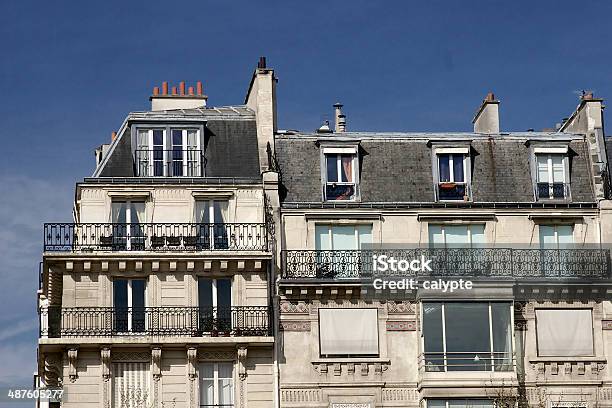 Paris Apartment Building Fachada Chimeneas Balcones Ubicado En El Último Piso Y La Arquitectura Francesa Foto de stock y más banco de imágenes de Adoquinado