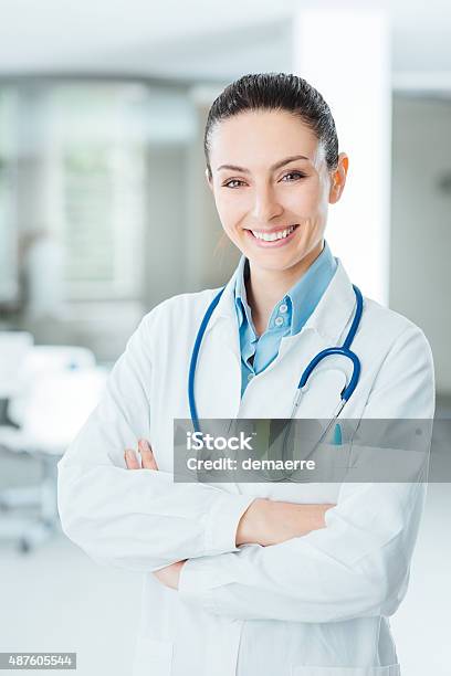 Zuversichtlich Ärztin Posieren In Ihrem Büro Stockfoto und mehr Bilder von Ärztin - Ärztin, Arzt, Lächeln