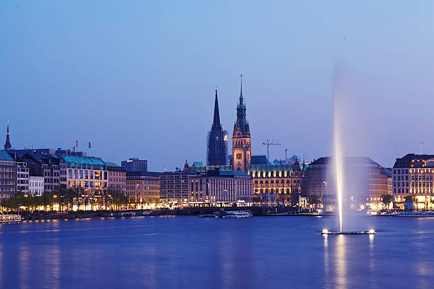istock Hamburg - Binnenalster (Inner Alster) and town hall 487605729