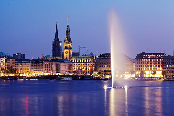 istock Hamburg - Binnenalster (Inner Alster) and town hall 487606623