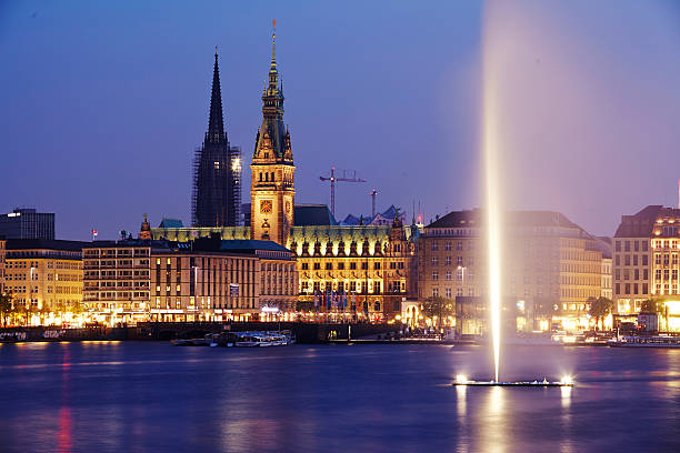 istock Hamburg - Binnenalster (Inner Alster) and town hall 487606633