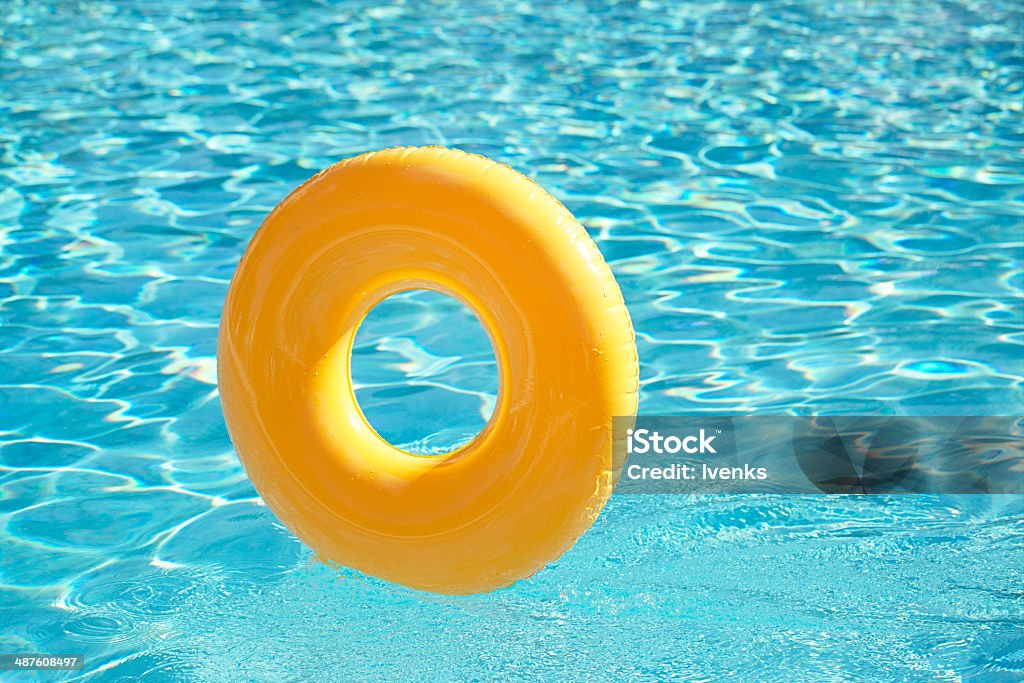 Anneau flottant sur l'eau bleu avec des vagues qui reflètent swimpool - Photo de Bleu libre de droits