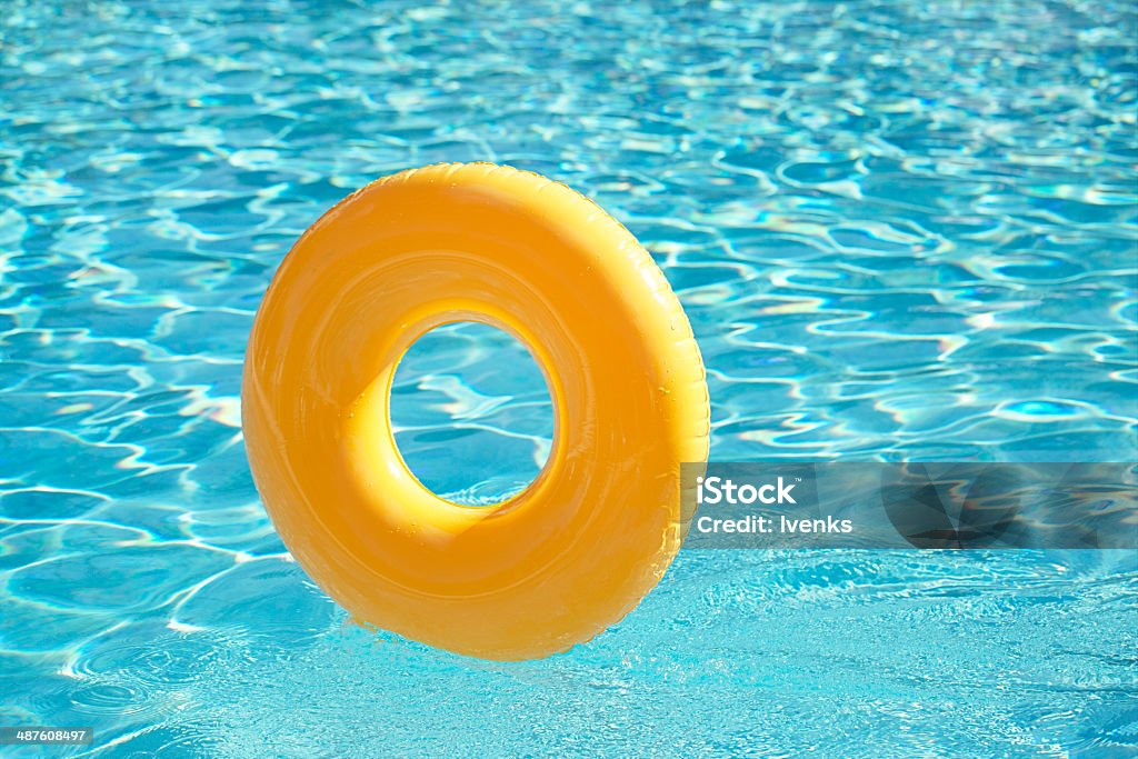 Flutuante anel na água azul com ondas swimpool reflectora - Royalty-free Amarelo Foto de stock