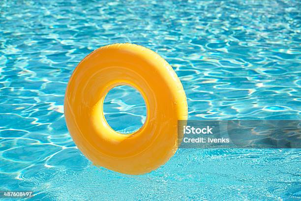 Flutuante Anel Na Água Azul Com Ondas Swimpool Reflectora - Fotografias de stock e mais imagens de Amarelo