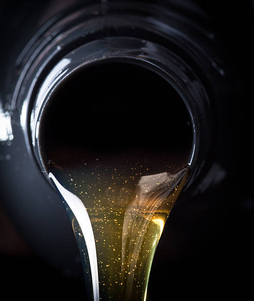 el vertido de petróleo del motor - motor oil bottle fotografías e imágenes de stock