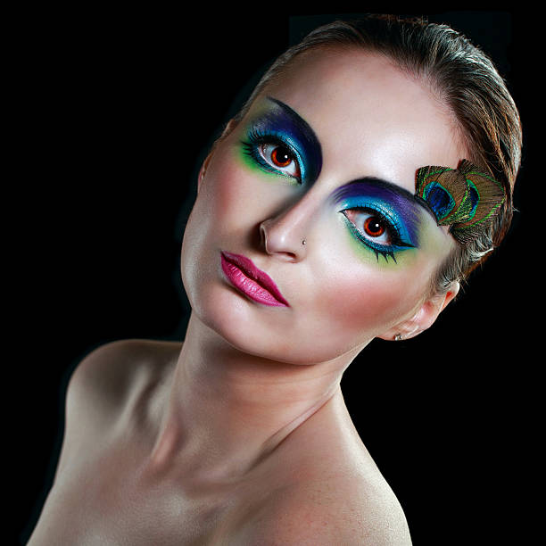 girl peacock - stage makeup peacock make up feather fotografías e imágenes de stock