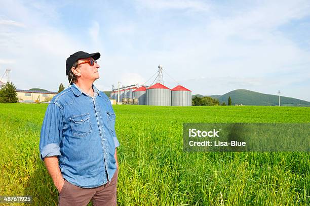 Agricultor No Campo - Fotografias de stock e mais imagens de Adulto - Adulto, Adulto maduro, Agricultor