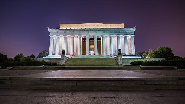 istock Lincoln Memorial At Night 487612115