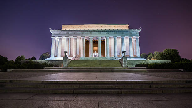 Lincoln Memorial At Night A wide angle shot of the Lincoln Memorial at twilight. lincoln memorial photos stock pictures, royalty-free photos & images