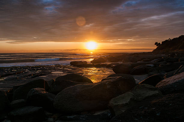 mañana calidez on the rocks - yamba fotografías e imágenes de stock