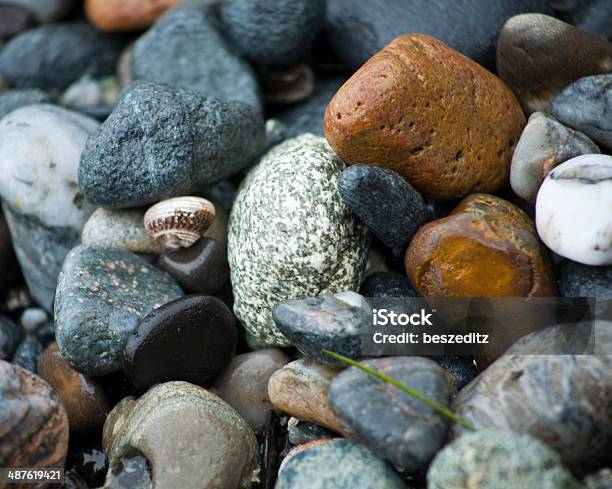 Rocks On The Beach Stockfoto und mehr Bilder von Bildhintergrund - Bildhintergrund, Farbton, Fels