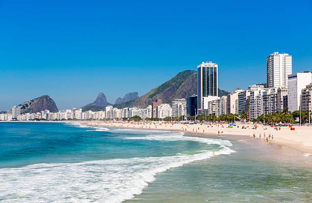 copacabana strand in rio de janeiro, brasilien - rio de janeiro sugarloaf mountain beach urca stock-fotos und bilder