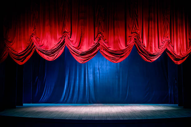 cortina de teatro com iluminação impactante - curtain velvet red stage - fotografias e filmes do acervo