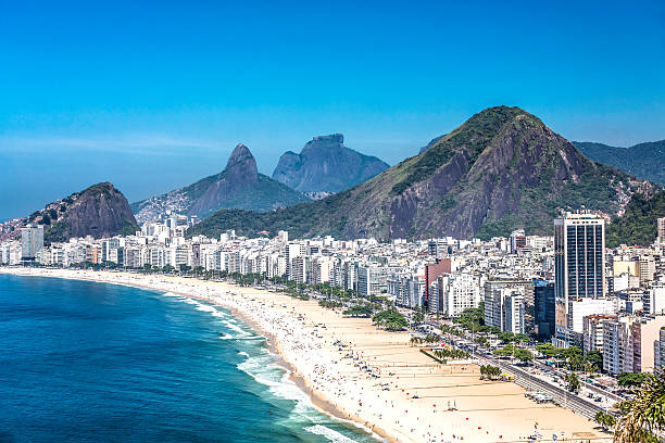 copacabana strand in rio de janeiro, brasilien - rio de janeiro copacabana beach ipanema beach brazil stock-fotos und bilder