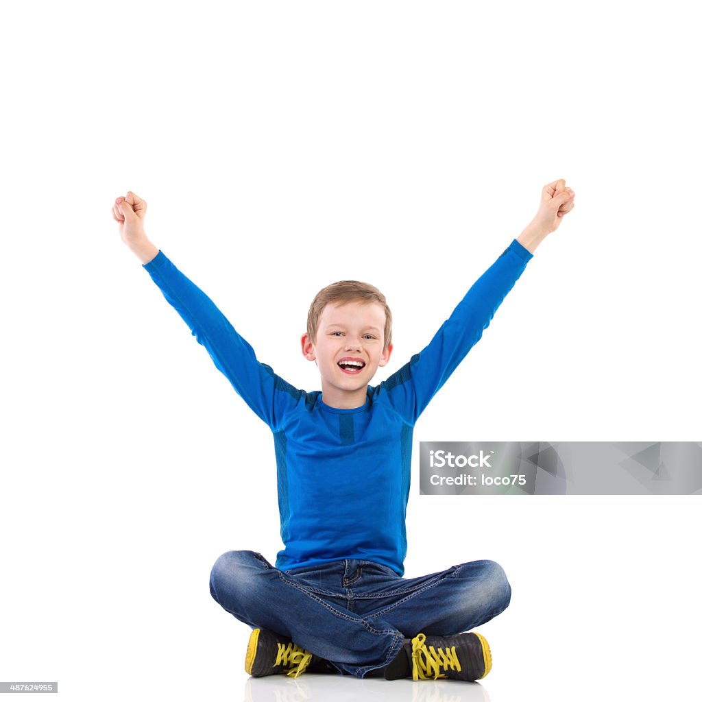 Niño feliz con brazos estirados - Foto de stock de Niños libre de derechos