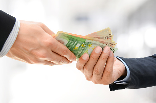 Hombre de negocios manos pasando dinero Euro (EUR photo