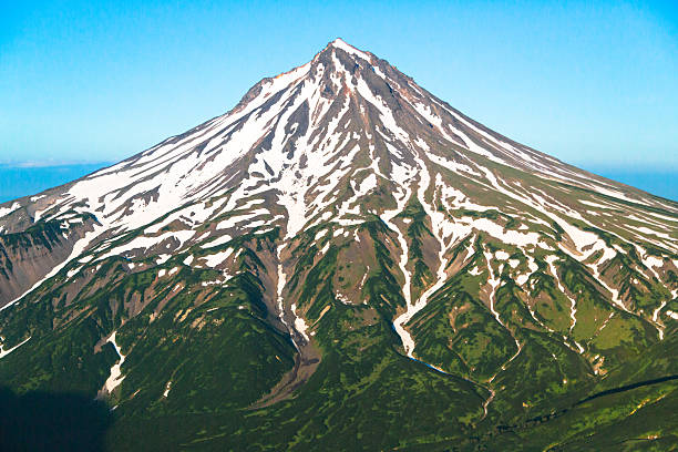 istock Vilyuchinsk Volcano in Kamchatka 487627120