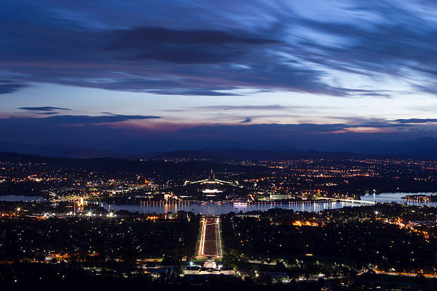 canberra desde el punto de vista durante el atardecer - city urban scene canberra parliament house australia fotografías e imágenes de stock