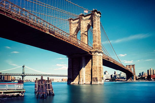 ブルックリン橋の下でニューヨーク市 - brooklyn bridge ストックフォトと画像