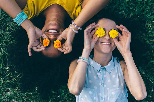 przyjaciele zabawy w parku - nature smiling teenage girls female zdjęcia i obrazy z banku zdjęć