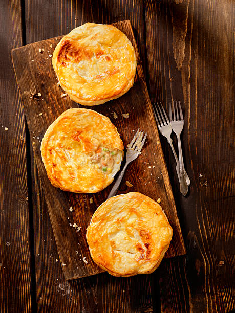 pasteles de pollo, pasta hojaldrada - pastel de carne fotografías e imágenes de stock