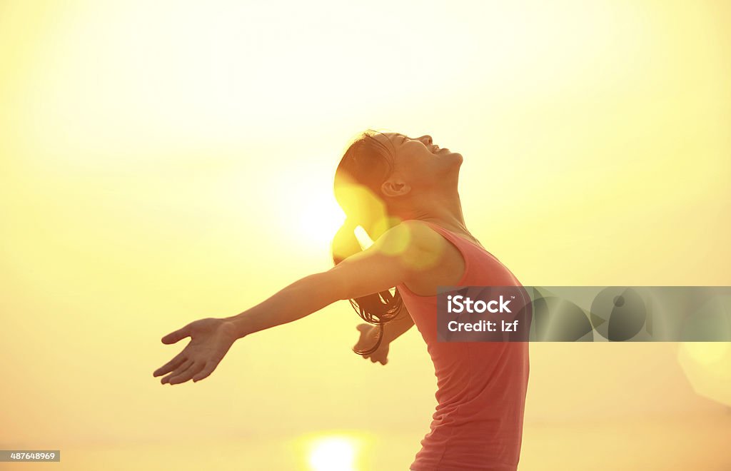 Jubeln Frau offenen Armen unter den Sonnenaufgang am Strand - Lizenzfrei Frauen Stock-Foto