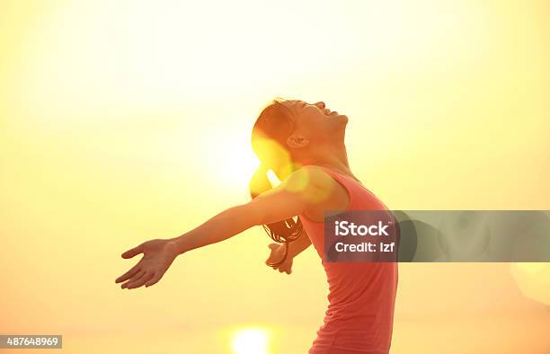 Jubeln Frau Offenen Armen Unter Den Sonnenaufgang Am Strand Stockfoto und mehr Bilder von Frauen