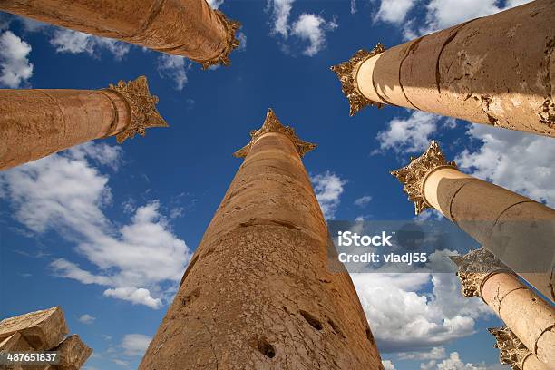 Columnas Romanas En De La Jordana Ciudad De Jerash Foto de stock y más banco de imágenes de Antiguo - Antiguo, Arqueología, Arquitectura