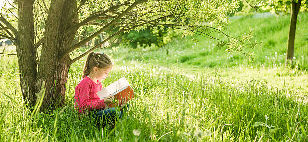 istock Cute little girl read the book 487652510
