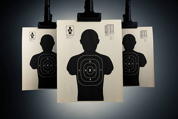 objetivos de tiro sobre un fondo gris - target shooting fotografías e imágenes de stock