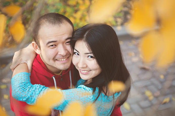 Feliz pareja asiática en el amor otoño - foto de stock
